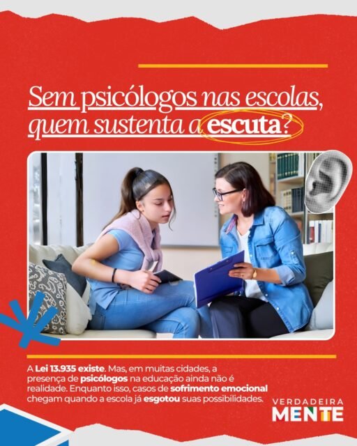 Sem psicólogos nas escolas, quem escuta os alunos?

A Lei nº 13.935/2019 garantiu, no papel, psicólogos e assistentes sociais nas escolas públicas. No entanto, seis anos depois, a escuta ainda não chegou à sala de aula.

Na rede municipal de ensino do Rio Grande do Sul, em 43% das cidades não há psicólogos atuando na educação. Santa Maria é uma delas. Enquanto isso, na rede estadual, uma única psicóloga e um assistente social atendem 95 escolas em 23 municípios vinculados à 8ª CRE.

Casos de violência, depressão, automutilação, luto, abandono escolar e sofrimento emocional chegam quando a escola já esgotou todas as alternativas.
“Hoje somos chamados para apagar incêndios”, relatam os profissionais.

Entre leis que não saem do papel, equipes reduzidas e orçamento insuficiente, educadores e trabalhadores da saúde mental seguem sustentando o cuidado onde o Estado ainda não chegou.

A reportagem completa mostra como a ausência de uma política efetiva impacta alunos, professores e comunidades inteiras.

Leia a reportagem completa no site do VerdadeiraMente. Link na bio.

Reportagem: @danielevieira111 
Arte: @joaovrmoraes
